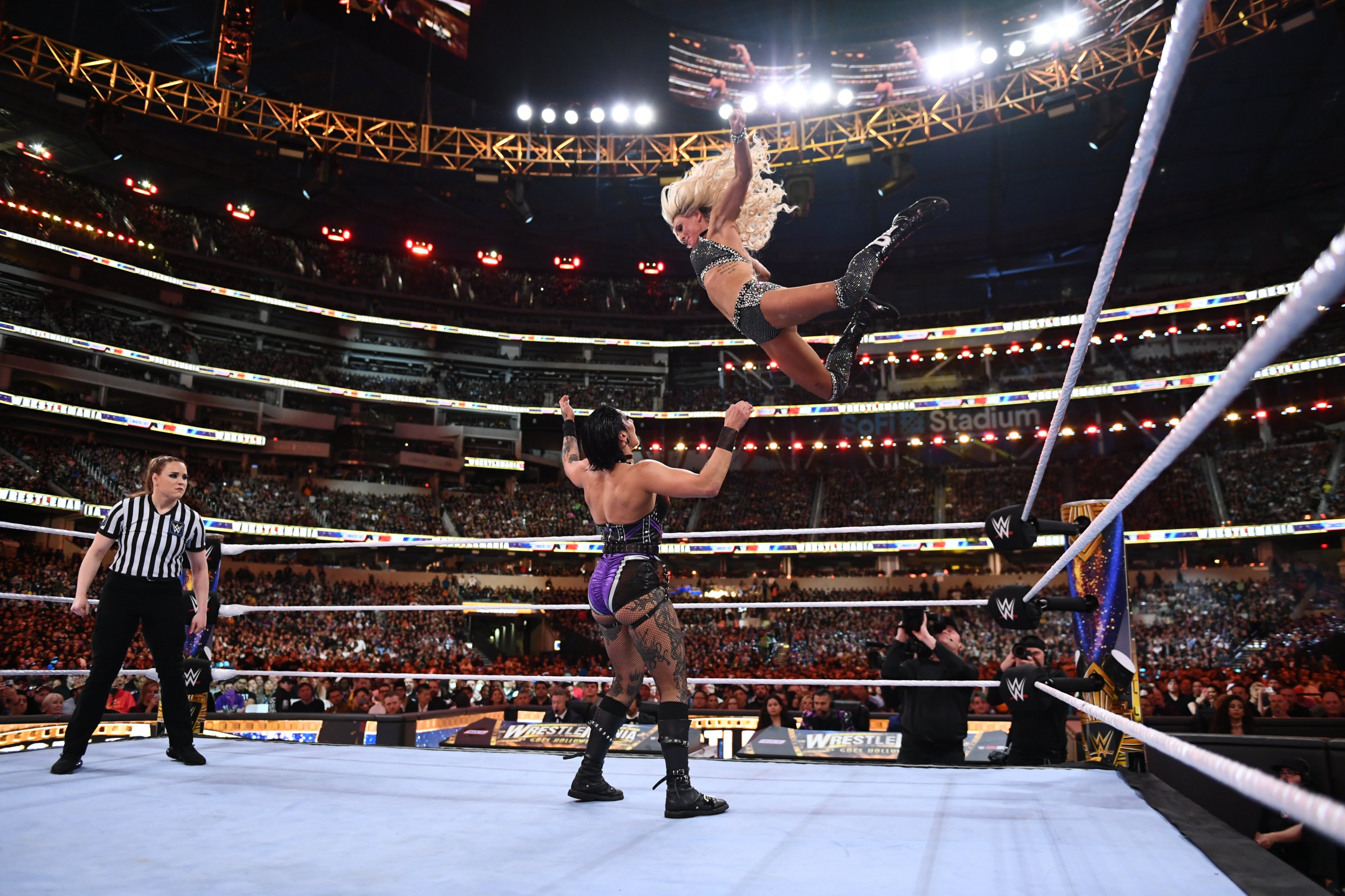 Charlotte Flair đấu với Rhea Ripley tranh đai SmackDown Women's Championship tại WrestleMania 39