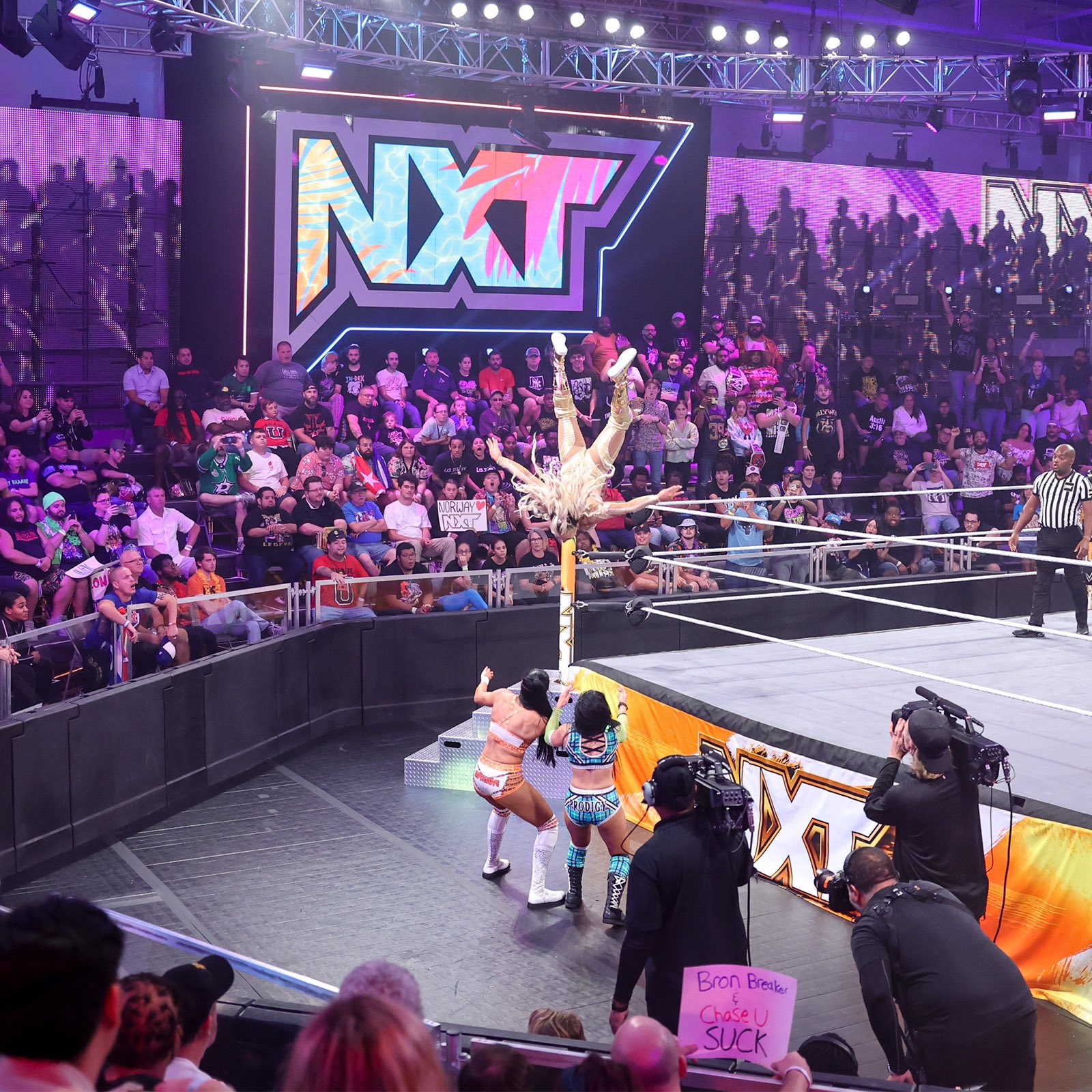 Tiffany Stratton nhảy qua Indi Hartwell và Roxanne Perez tại NXT Spring Breakin