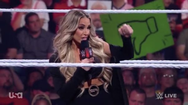 Trish Stratus trên WWE RAW 17 tháng 4, 2023