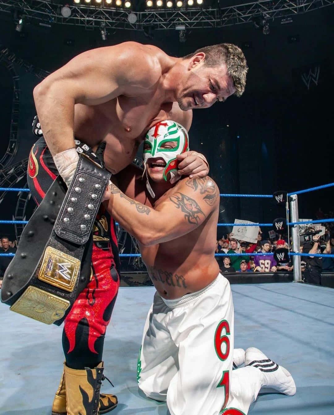 Eddie Guerrero và Rey Mysterio với tư cách là nhà vô địch WWE World Tag Team