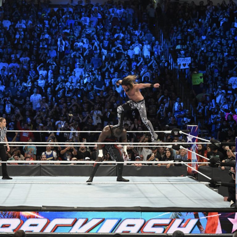 Seth Rollins áp dụng The Stomp cho Omos để đánh bại anh ta tại WWE Backlash 2023