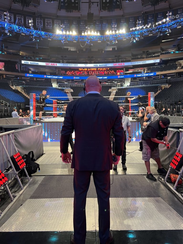 Triple H ra mắt với tư cách là giám đốc và trưởng nhóm sáng tạo WWE trong WWE Raw (25/07/2022) / Twitter.com/BrandoLightShed