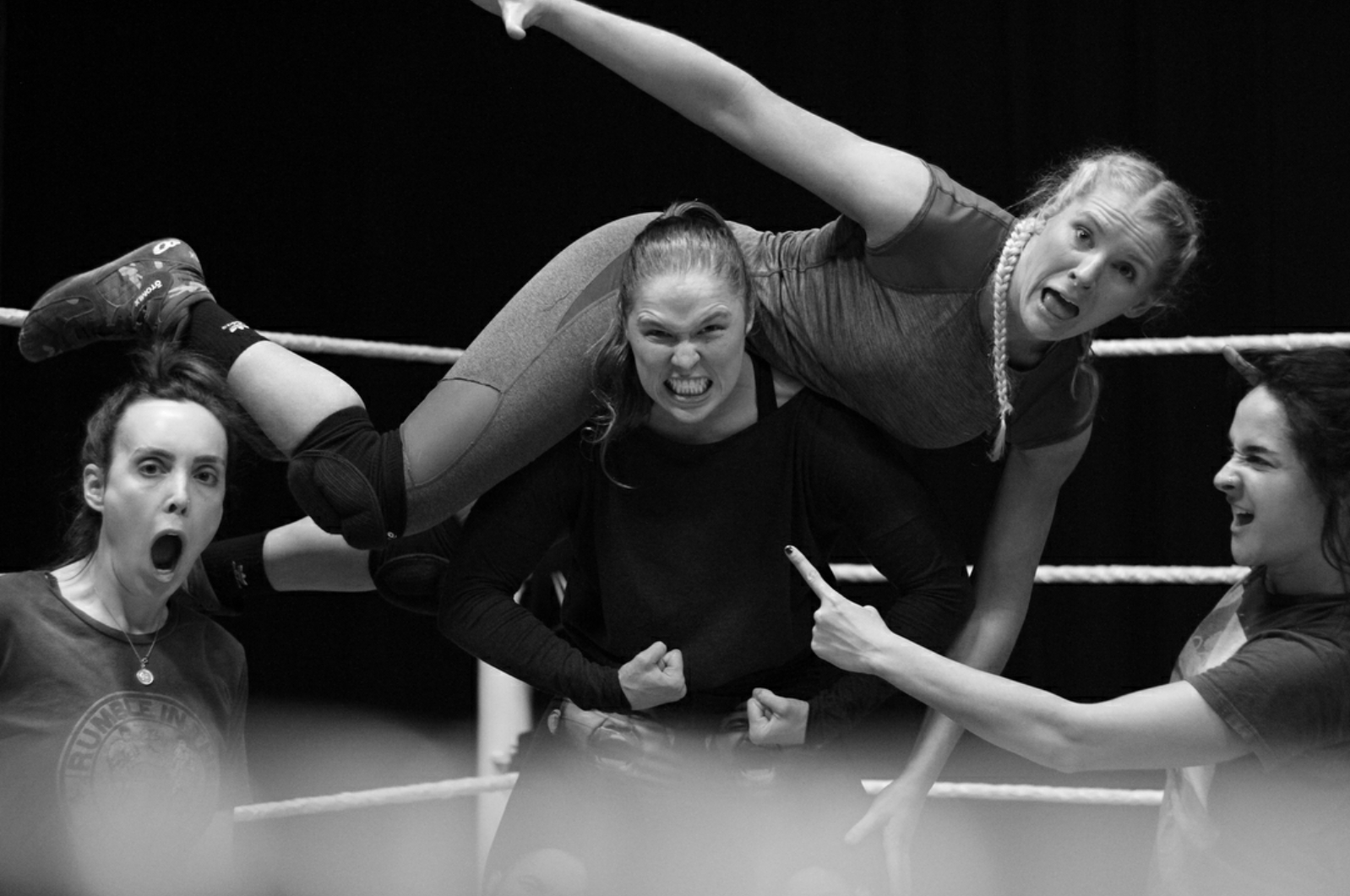 Sarah D'Mato Lacey Evans và Dakota Kai giúp đỡ Ronda Rousey cho WrestleMania 34